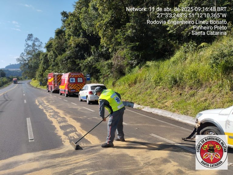Derramamento de óleo provoca acidente e mobiliza Corpo de Bombeiros na SC-135, em Pinheiro Preto