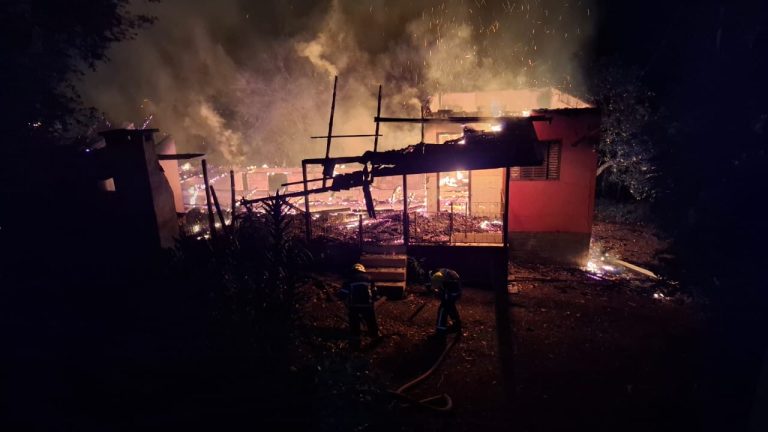 Fogo destrói residência no interior de Irani