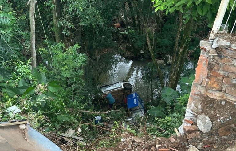 Veículo cai em ribanceira e vai parar em riacho em Luzerna