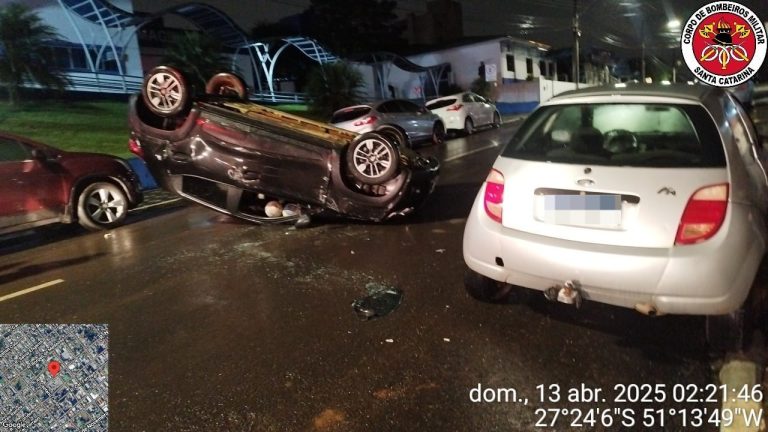 Mulher fica presa em veículo após capotamento em Campos Novos