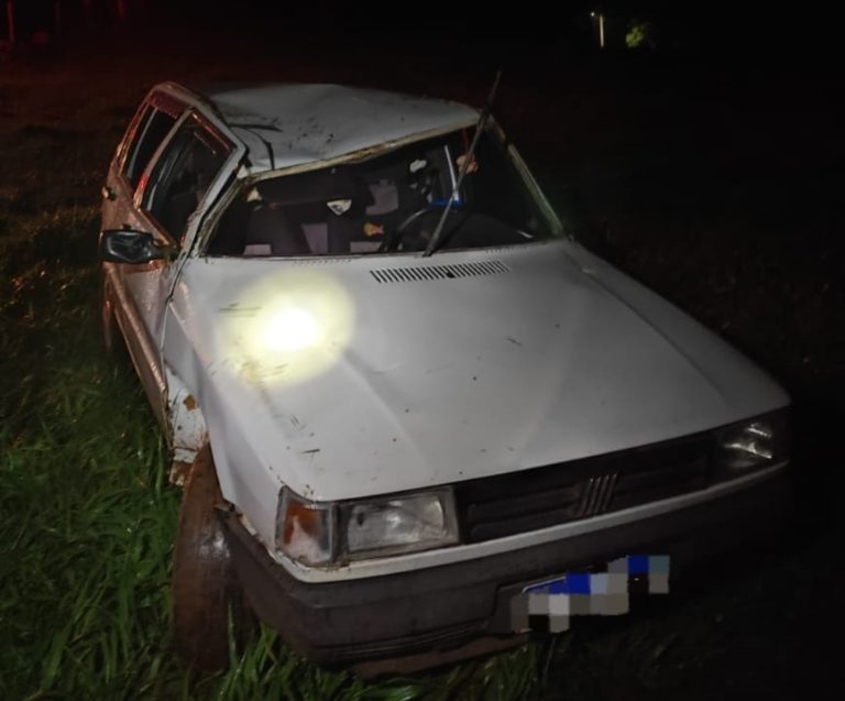 Capotamento deixa três pessoas feridas em Herval d’Oeste