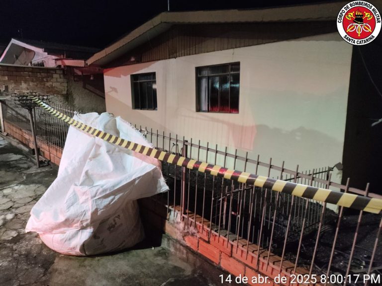 Corpo de Bombeiros combate incêndio em residência e encontra corpo carbonizado em Fraiburgo