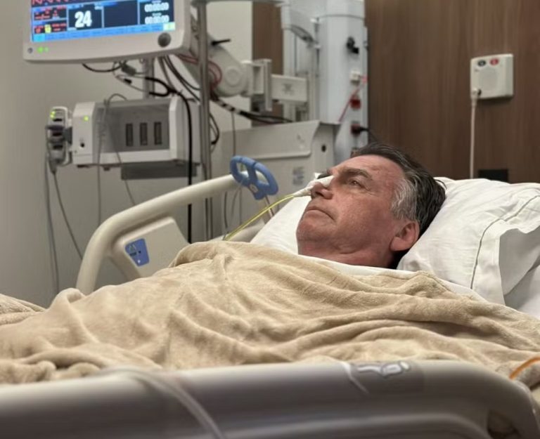 Bolsonaro é internado em UTI em Brasília após diagnóstico de broncopneumonia
