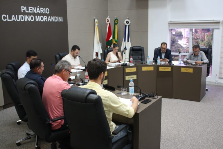 Câmara de Vereadores de Joaçaba aprova moções, requerimentos e projetos em sessões de abril