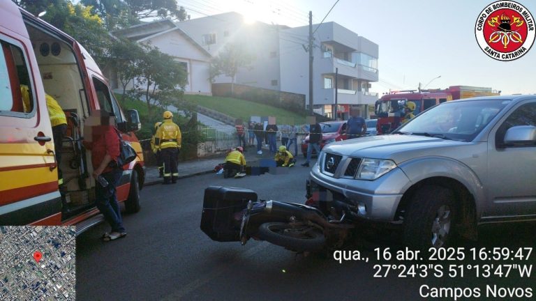 Colisão entre carro e moto deixa jovem gravemente ferido no centro de Campos Novos