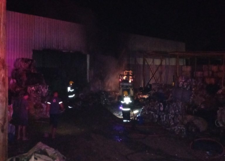 Incêndio de grandes proporções atinge galpão de reciclagem em Vargem Bonita