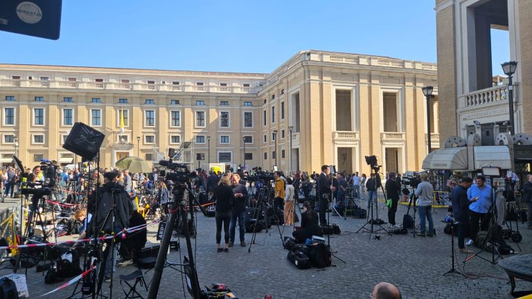 Morte do Papa: Direto do Vaticano, jornalista da região relata segundo dia de comoção