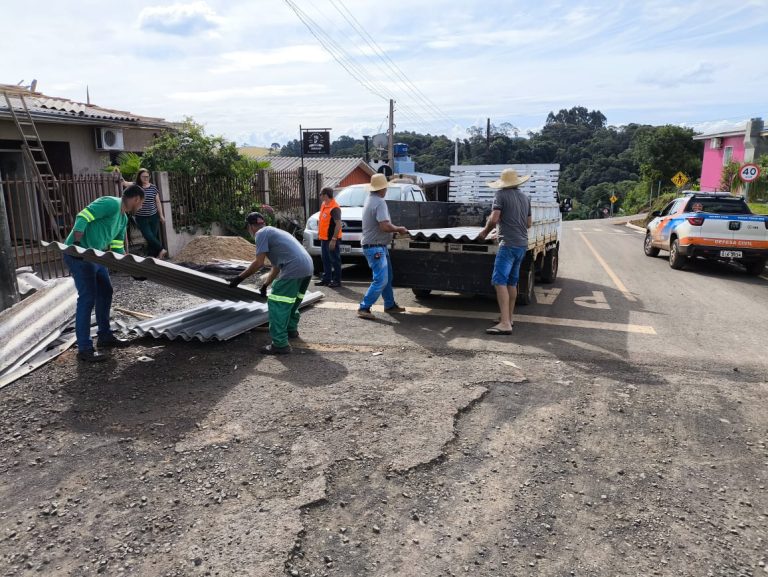 Prefeitura de Chapecó e Defesa Civil iniciam a entrega de telhas para famílias atingidas por microexplosão
