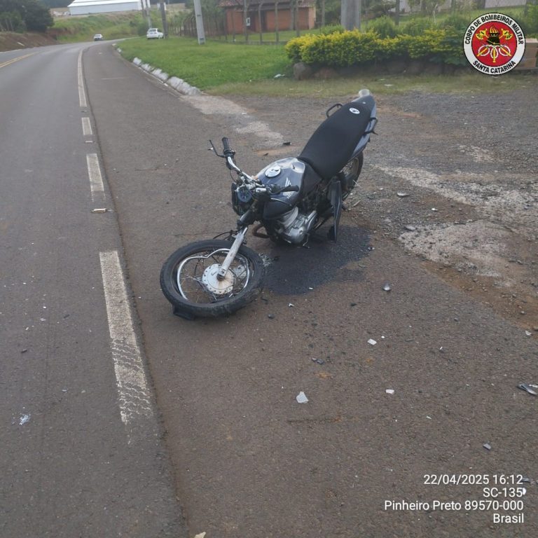 Mulher morre em colisão entre moto e caminhonete na SC-135, em Pinheiro Preto