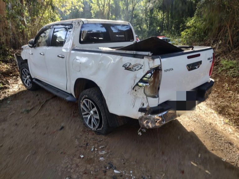 Polícia Militar encontra caminhonete roubada tombada em Vargem Bonita