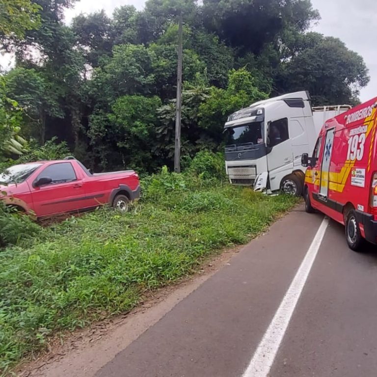 Acidente entre dois carros e carreta é registrado no Distrito Industrial de Joaçaba (fotos)