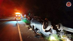 Dois homens ficam feridos após capotamento de caminhonete na SC-135 em Ibiam
