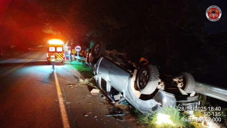 Dois homens ficam feridos após capotamento de caminhonete na SC-135 em Ibiam