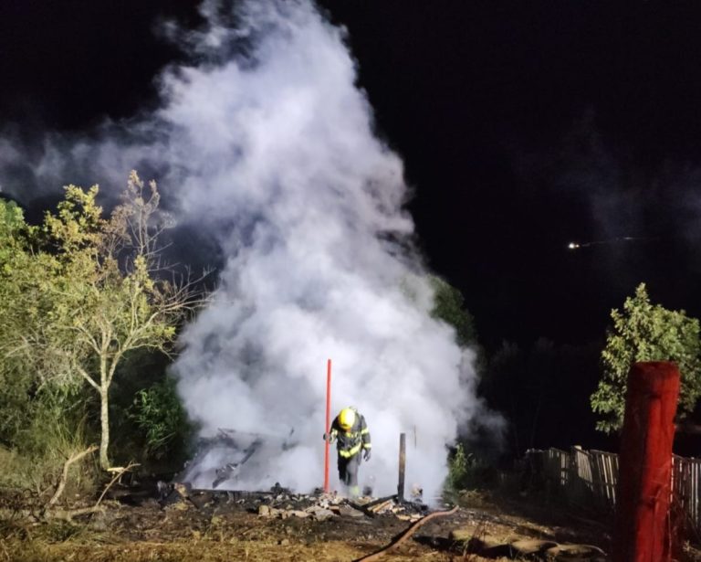 Incêndio destrói residência de madeira em Fraiburgo