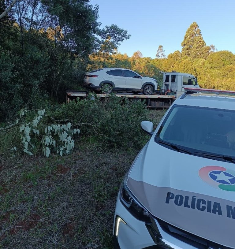Veículo roubado é localizado escondido em mata no interior de Campos Novos