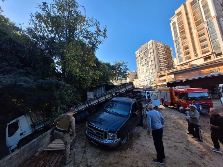 Motorista fica preso nas ferragens após colisão envolvendo caminhões e caminhonete em Joaçaba