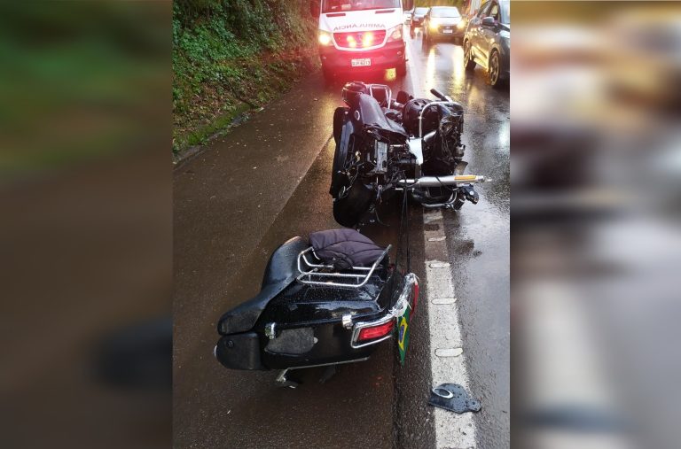 Acidente entre moto e caminhonete deixa dois feridos em Erval Velho