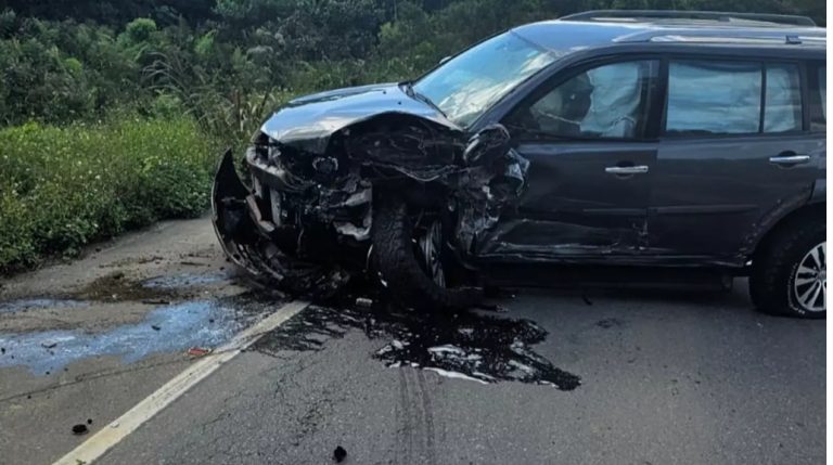 Mulher morre em acidente causado por grupo que invadiu concessionária e roubou veículos em SC