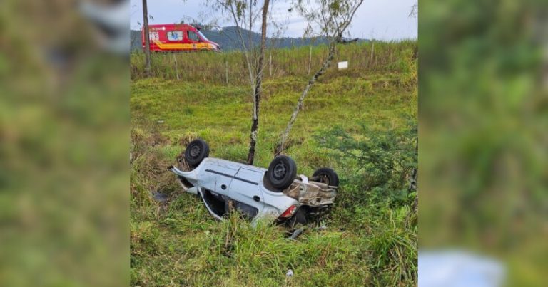 Homem é encontrado morto dez horas após capotamento de veículo em SC