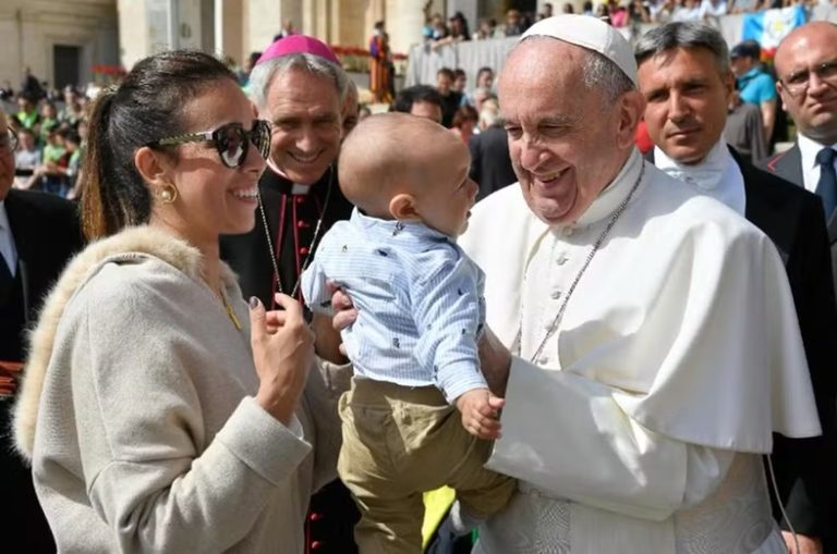 Família de SC relata encontro com papa Francisco e ‘graça’ que salvou bebê