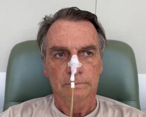 Bolsonaro segue estável e passa por tratamento para controle de alterações no fígado