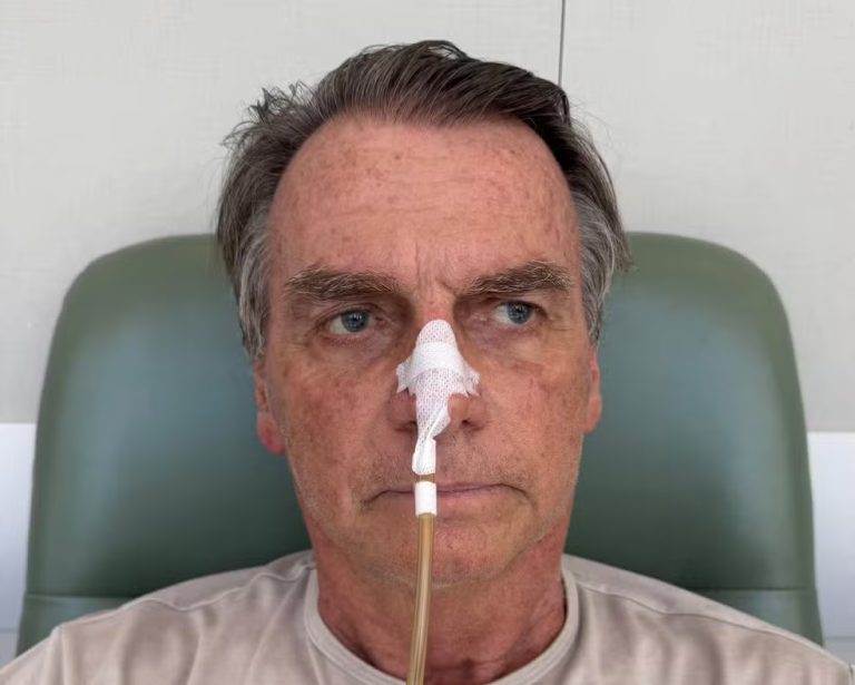 Bolsonaro segue estável e passa por tratamento para controle de alterações no fígado