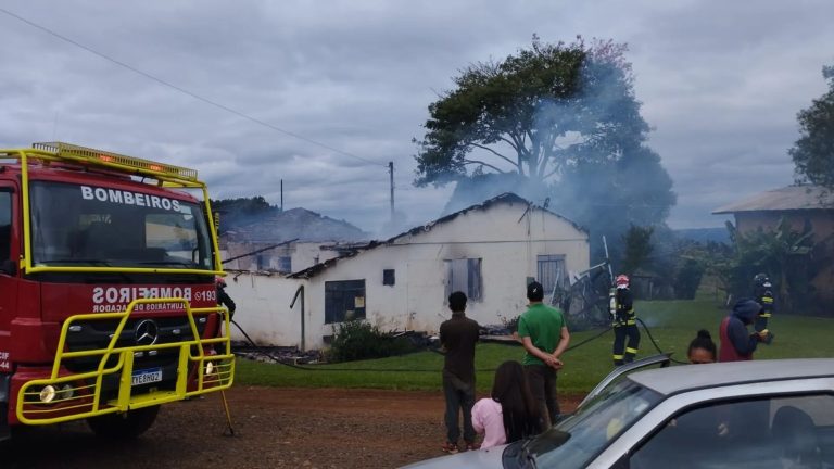 Família perde tudo em incêndio residencial em Caçador