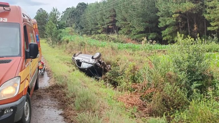 Mulher fica ferida em capotamento de veículo na SC-135