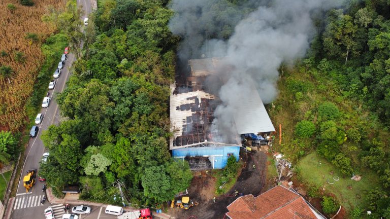 Imagens exclusivas de drone mostram a destruição causada pelo incêndio que atingiu o barracão da Vale Samba em Joaçaba