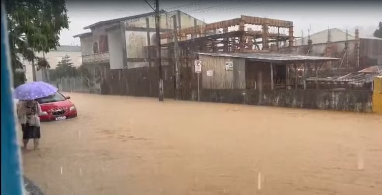 Chuva causa estragos e deixa bairros ilhados em Santa Catarina