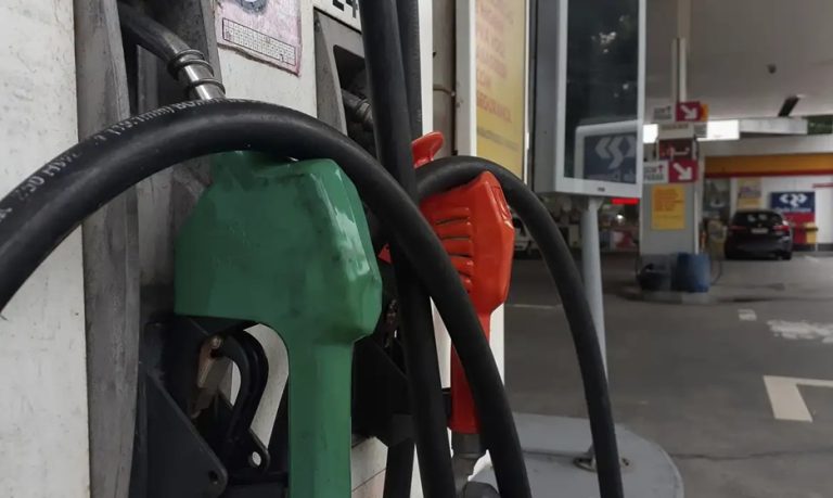 Combustível caro dispara busca por caronas e ônibus em SC