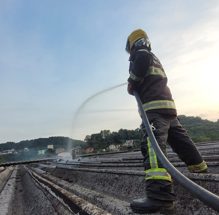 Ação rápida dos bombeiros evita destruição em incêndio em empresa de Joaçaba