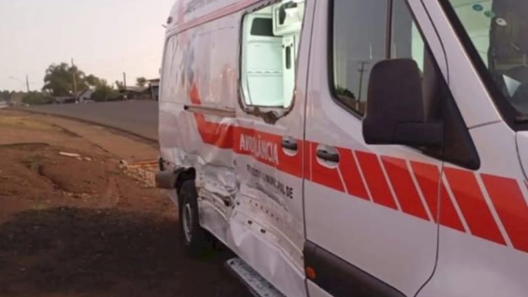 Mulher morre em colisão entre ambulância e caminhão na SC-355