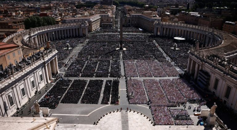 Vaticano diz que 250 mil pessoas estiveram no funeral do papa Francisco