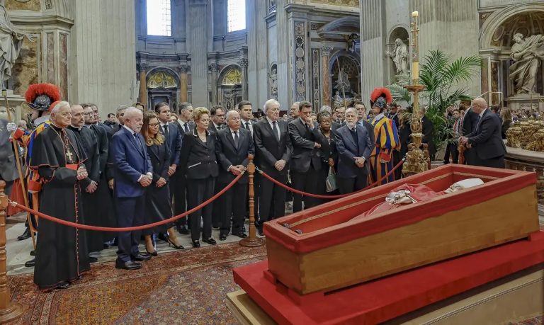 Vaticano encerra velório do papa Francisco, e número de fiéis presentes chega a 250 mil