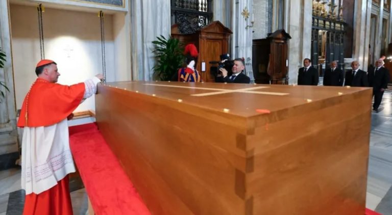Após funeral repleto de fiéis, Papa é sepultado; Vaticano divulga imagens