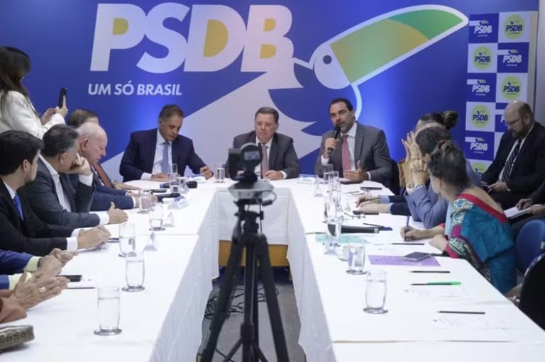 Cúpula do PSDB autoriza fusão com Podemos