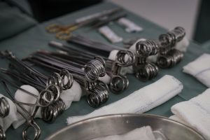 SC realiza cirurgia inédita em paciente jovem com tumor ósseo pelo SUS