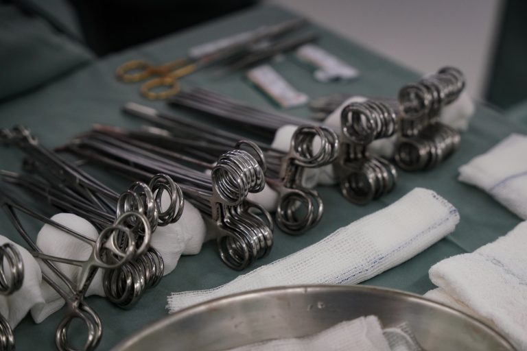 SC realiza cirurgia inédita em paciente jovem com tumor ósseo pelo SUS