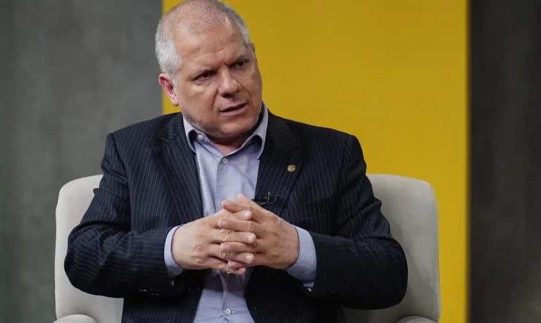 Lula manda demitir presidente do INSS, alvo de operação da PF e da CGU