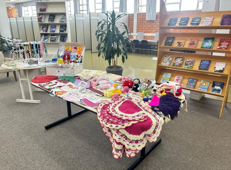 Biblioteca da Unoesc Joaçaba recebe exposição da Associação das Mulheres Artesãs de Zortéa