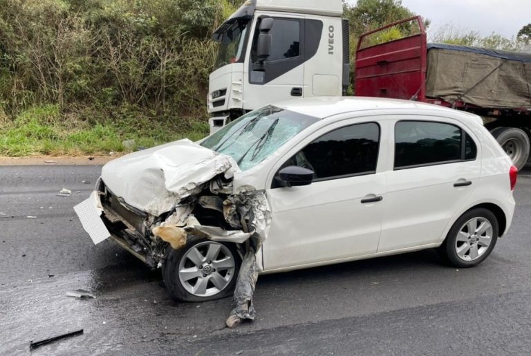 Mulheres ficam feridas em colisão de caminhão com carro na SC-350