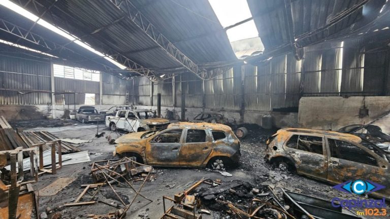 Incêndio destrói oficina de chapeação e sete veículos em Ouro durante a madrugada