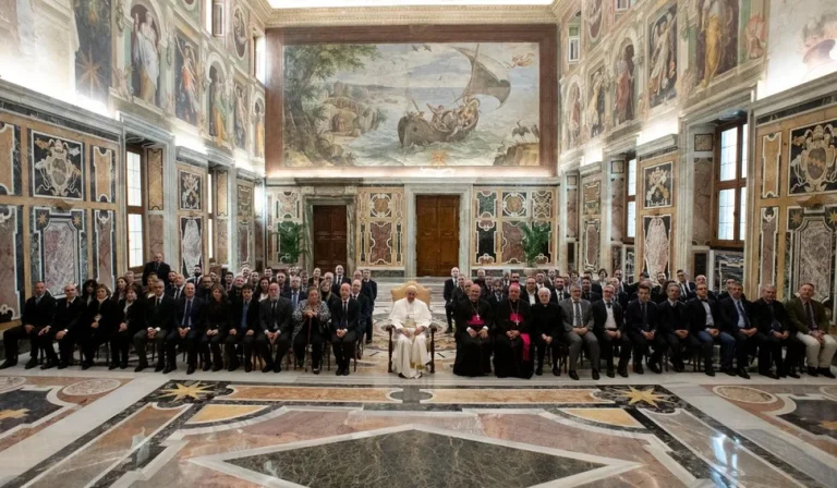 Acompanhe AO VIVO o primeiro resultado do Conclave direto do Vaticano