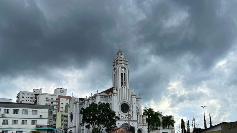 Alerta da Defesa Civil indica para chuva intensa e temporais em SC