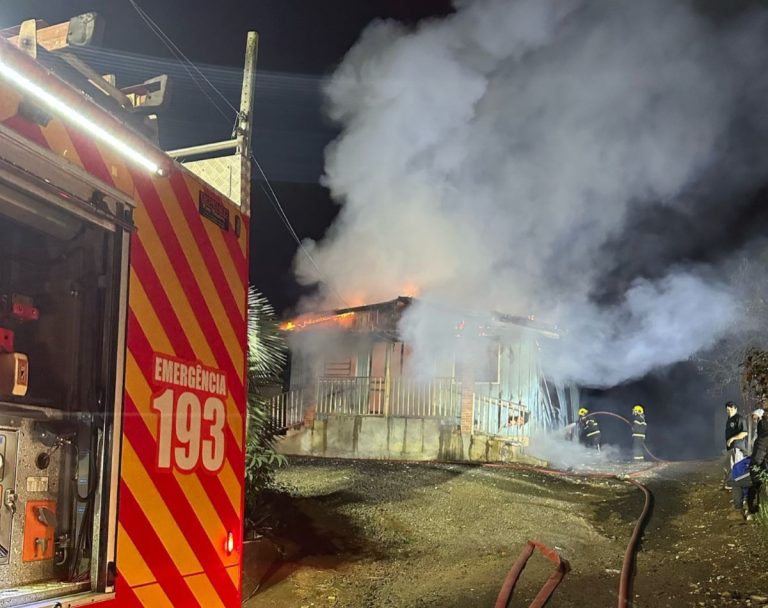 Incêndio mobiliza bombeiros e destrói igreja em Curitibanos