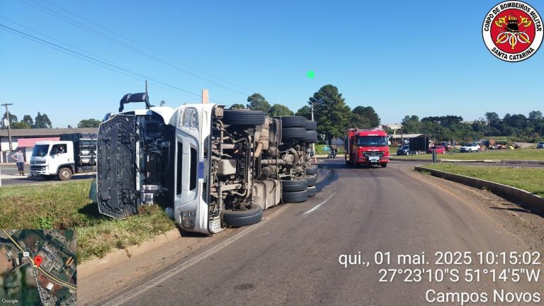 Condutor é encaminhado ao hospital após carreta capotar na BR-282 em Campos Novos