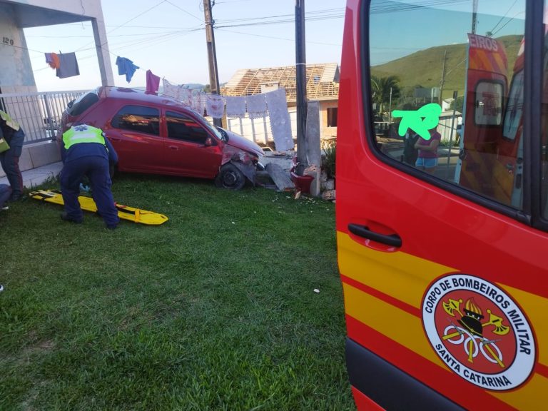 Mulher fica ferida após perder o controle do carro e colidir em poste