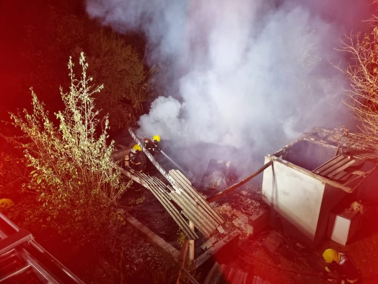 Incêndio de grandes proporções destrói residência no interior de Ibicaré