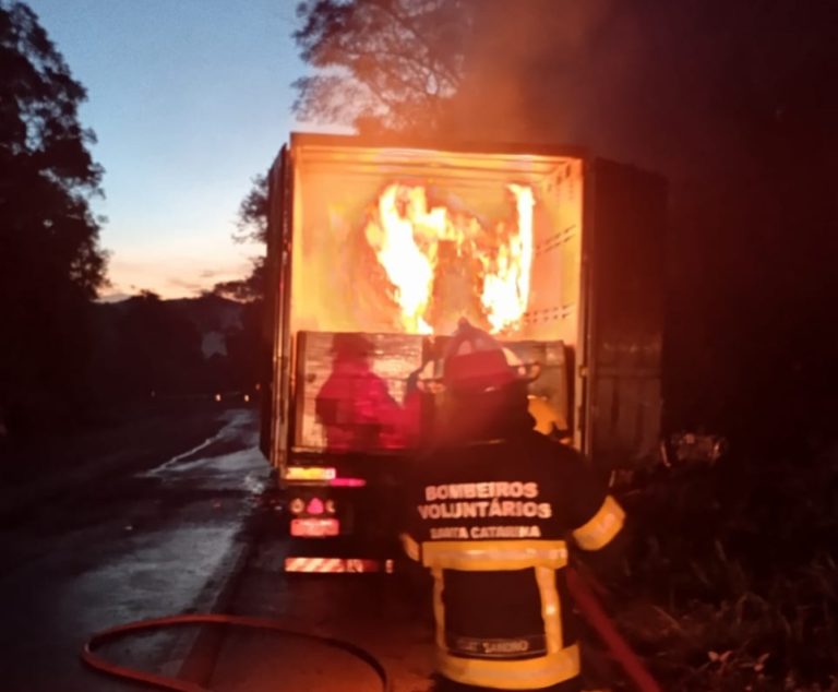 Incêndio atinge carreta carregada com produtos de limpeza na BR-153
